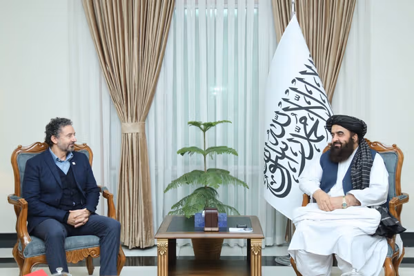 د سره صلیب او سرې میاشتې ټولنو نړیوال فدراسیون استازی له متقي سره پر بهرنیو مرستو غږېدلی