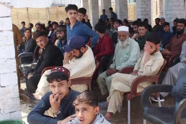 پاکستان دو کودک افغان را بدون خانواده اخراج کرد
