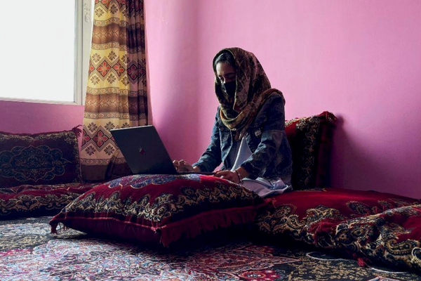 له زدهکړو بېبرخې نجلۍ: کمعمره نجونې يا خپګان ته لوېږي او يا واده ته اړې کېږي