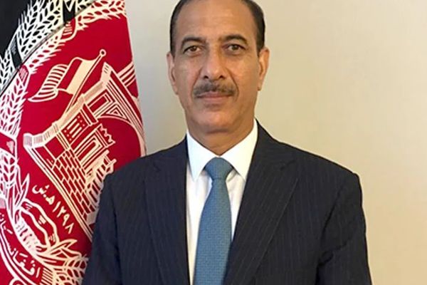 پخوانی افغان سفیر: پاکستان د طالبانو او مجاهدینو د ګډ حکومت هڅه کوي