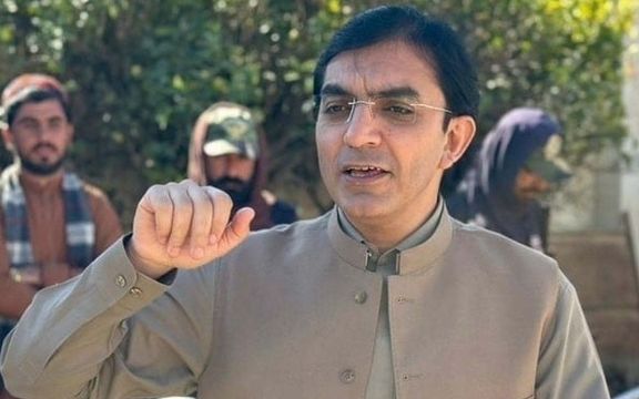 محسن داوړ حکومت ته: د پي ټي ای په پلمه د افغان کډوالو ځورول د نړۍوالو قوانینو خلاف کار دی