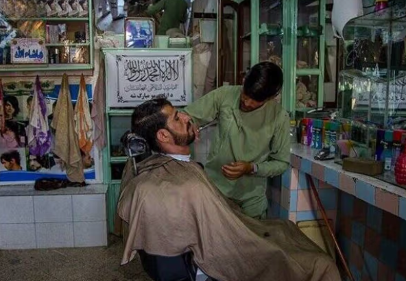 طالبان تشدّد الرقابة على حلاقة اللحى في أفغانستان