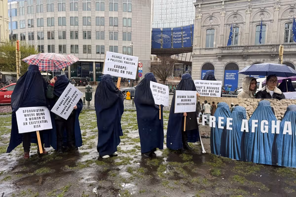 اروپايي پارلمان مخې ته د افغان مېرمنو لاریون: د نجونو پر زدهکړه بندیز دې پای ته ورسېږي