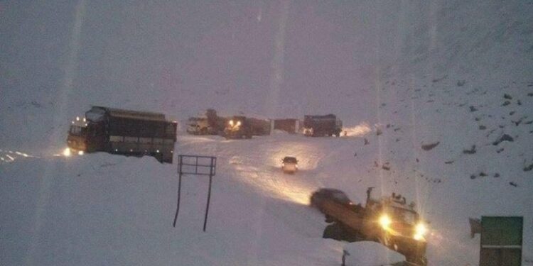 طالبان: د سالنګ لويه لاره د سختې واورې او طوفان له امله تړل شوې 