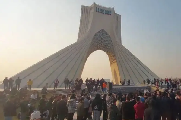 Iranian MP Calls for Review of Citizenship Conditions for Afghan Immigrants