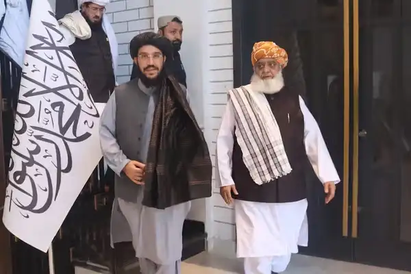 طالبان از مولانا فضلالرحمان برای شرکت در مراسم پنجمین سالروز بازگشت به قدرت دعوت کرد