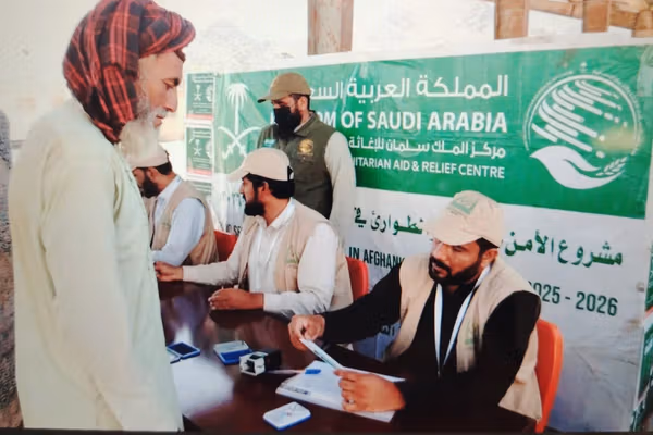 د سعودي عربستان سفارت: نیمروز او فراه کې راستنېدونکو کورنیو ته بشري مرستې وېشل شوي