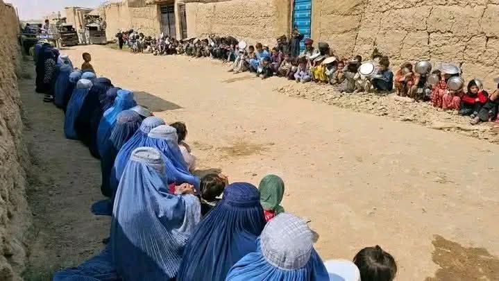 نیازمندان در انتظار گرفتن غذا از خیرات عمومی در ولایت بادغیس