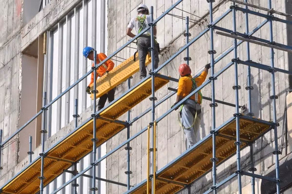 نماینده مجلس ایران: خروج ناگهانی نیروی کار افغان نه ممکن است، نه منطقی