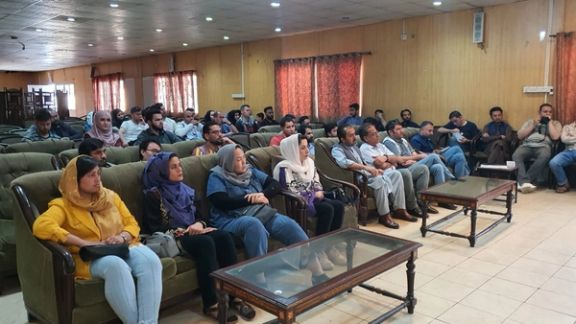 پاکستان کې افغان خبریالانو د دغه هېواد له لومړي وزیر غوښتي چې افغانستان ته دې یې نه ستنوي