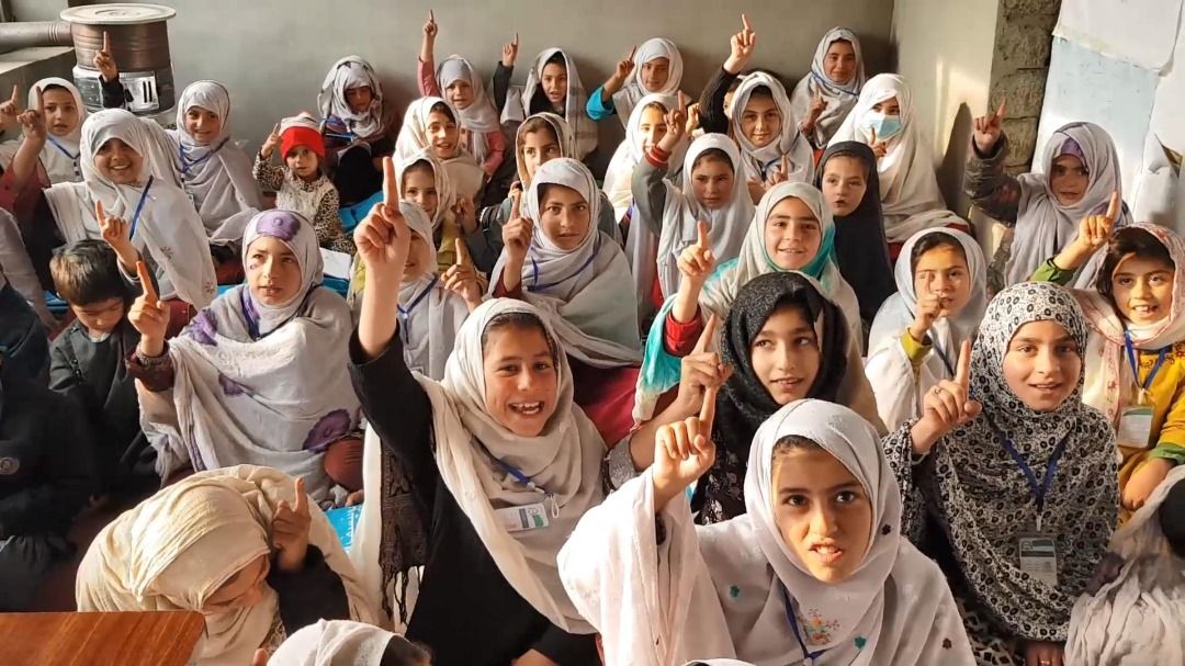 په سويل کې د نجونو یو محلي تولګی