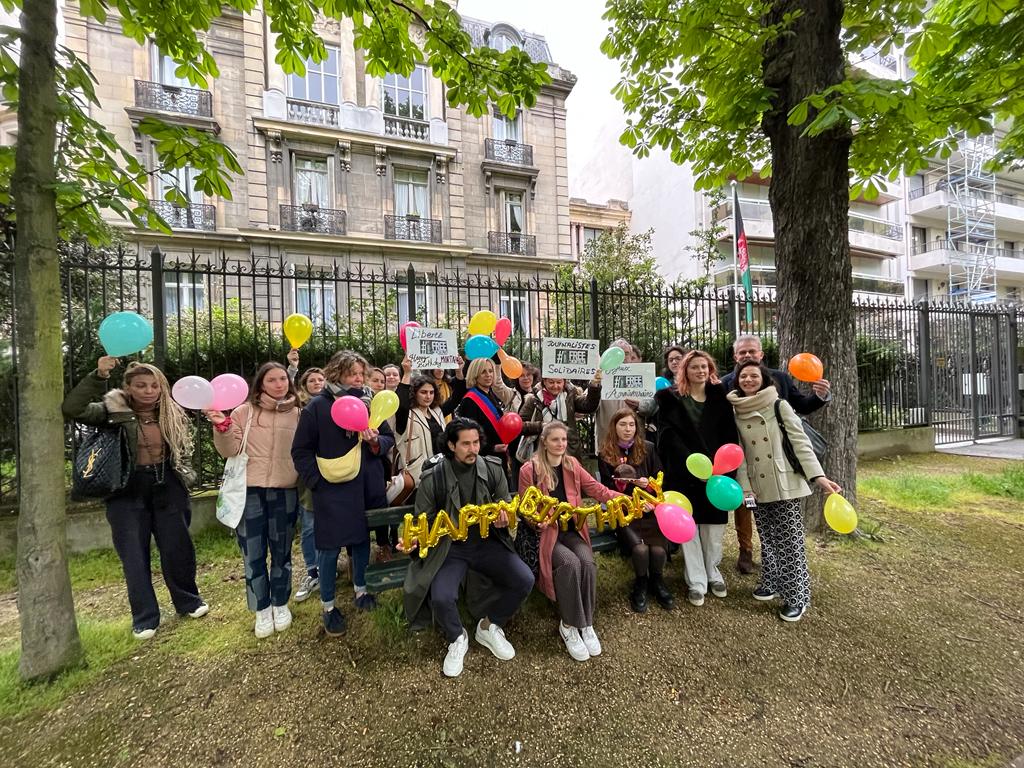 ۲۹ شمع، ۲۹ بالون رنگین و ۲۹ نفر در بیست‌ونهمین سالروز خبرنگار زندانی طالبان