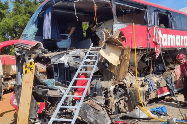 په جنوبي برازیل کې د بس او ټرک مخامخ ټکر کې ۱۱ کسان مړه شوي