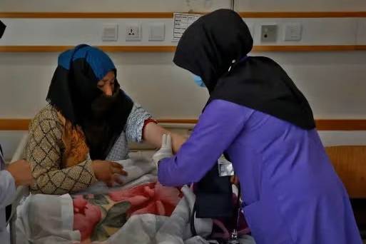 قابله افغان که خانهبهخانه به محرومترین زنان در مناطق دوردست کمک میکند