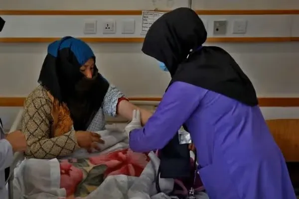 قابله افغان که خانهبهخانه به محرومترین زنان در مناطق دوردست کمک میکند