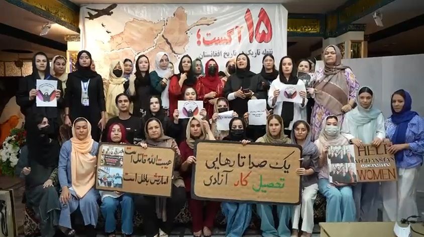 اسلام‌آباد، گروهی از زنان افغانستان در پنجمین سالگرد بازگشت طالبان به قدرت، با شعار «تحصیل، کار، آزادی» گردهم آمدند.