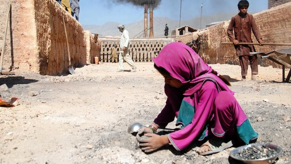 آسوشیتدپرس: کودکان افغان در کوره‌های خشت‌پزی نمی‌توانند به چیز دیگری جز کار فکر کنند