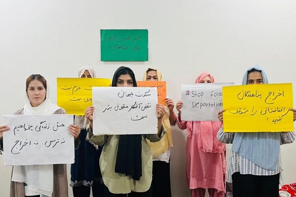 د افغان ښځو یو غورځنګ: د افغان کډوالو جبري اېستل د انساني اصولو خلاف کړنه ده