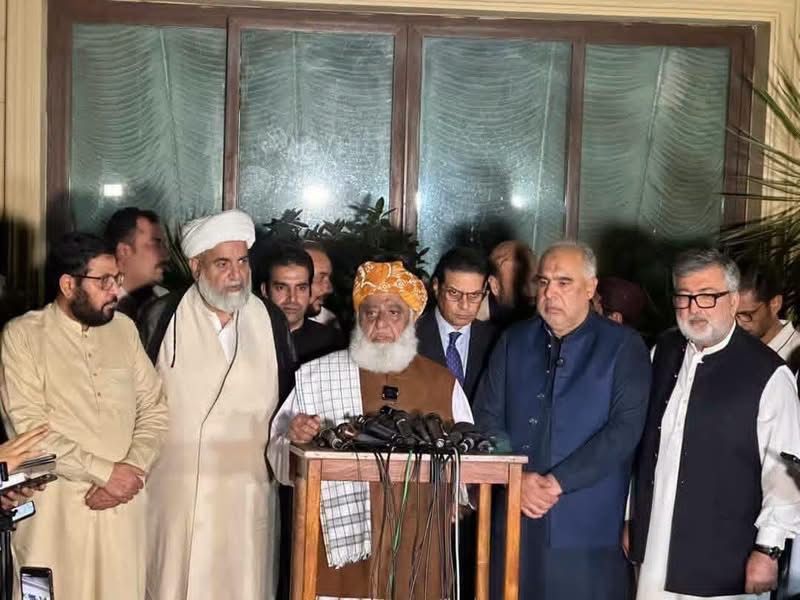 مولانا فضل الرحمان: د خیبر پښتونخوا ستونزې په پوځي عملیاتو نه حل کېږي