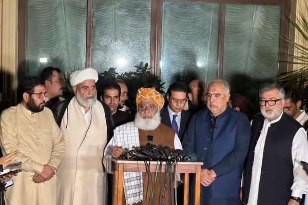 مولانا فضل الرحمان: د خیبر پښتونخوا ستونزې په پوځي عملیاتو نه حل کېږي