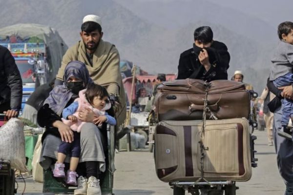 تورخم دروازه کې د سپکاوي فصل؛ د مبایلونو پلټل، نوبت او د عزت بیه