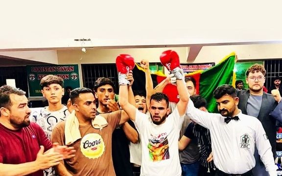 میلاد عزیزی مشتزن افغانستان، حریف پاکستانی خود را در شهر کراچی ناکاوت کرد