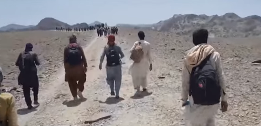 جوانان افغان برای فرار از فقر و بیکاری به سفرهای خطرناک پا می‌گذارند و در کشورهای همسایه مورد استثمار قرار می‌گیرند. 