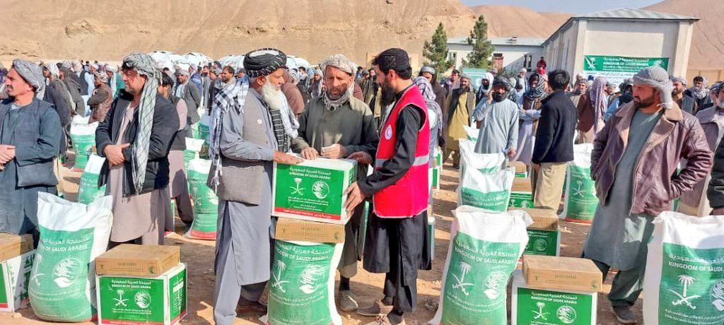 طالبانو په سمنګان کې پر ۴۰۰ زلزله‌ځپلو کورنیو خوراکي توکي وېشلي دي