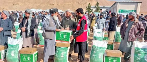 طالبانو په سمنګان کې پر ۴۰۰ زلزلهځپلو کورنیو خوراکي توکي وېشلي دي