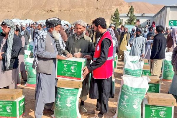 طالبانو په سمنګان کې پر ۴۰۰ زلزلهځپلو کورنیو خوراکي توکي وېشلي دي