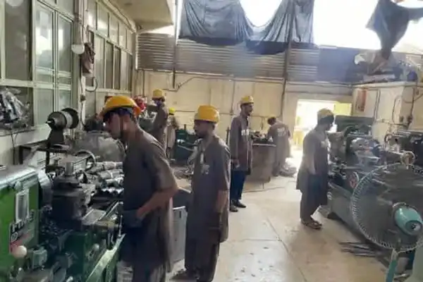 صاحبان کارخانهها در قندهار میگویند اگر مشکل برق حل نشود کارخانهها را منتقل میکنند
