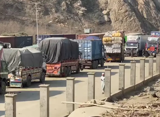 بسته بودن گذرگاه تورخم به‌روی لاری‌های بازرگانان وارد دهمین روز شد