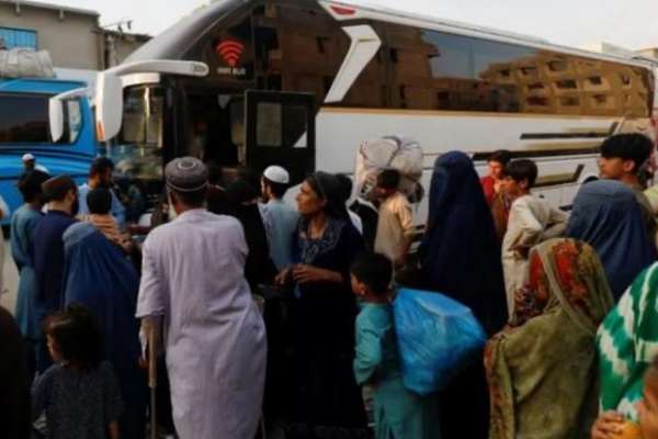 Pakistan Detains, Deports Nearly 4,000 Afghans In One Day