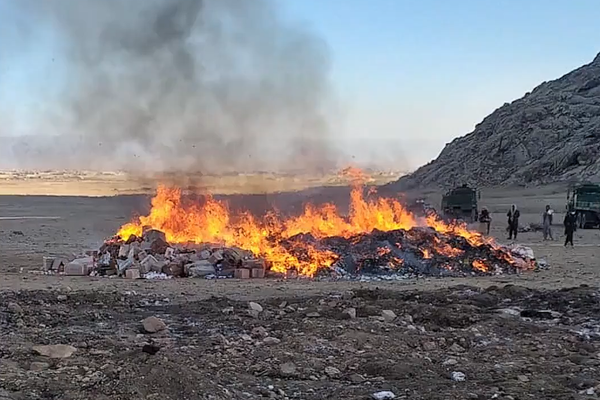 طالبانو په کندهار کې له دوه زره کارټنو ډېر پاکستاني درمل سوځولي