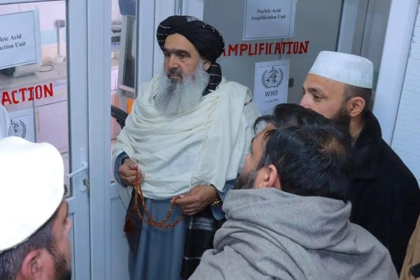 طالبان: حلق اللحية جريمة وتشبّه بالنساء