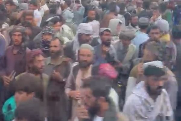 «فکر کردم مراسم عروسی یا جنازه است اما جوانان در انتظار کار بودند»