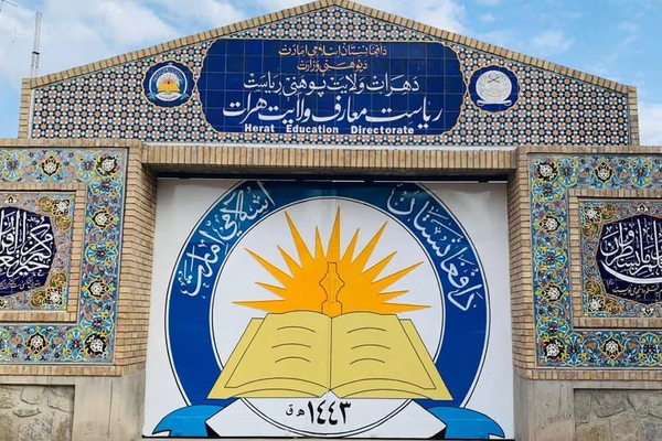 أمر لطالبان في هرات: الطالبات من الصف الرابع إلى السادس ملزمات بارتداء النقاب والقفازات