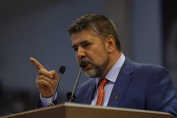 رحمتالله نبیل: د نجونو پرمخ د ښوونځیو تړل د افغانستان د راتلونکې دروازه هم تړي