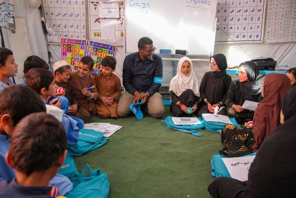 یونېسف د بلخ د فقیراباد سیمې له زلزله‌ځپلو ماشومانو سره مرسته وکړه