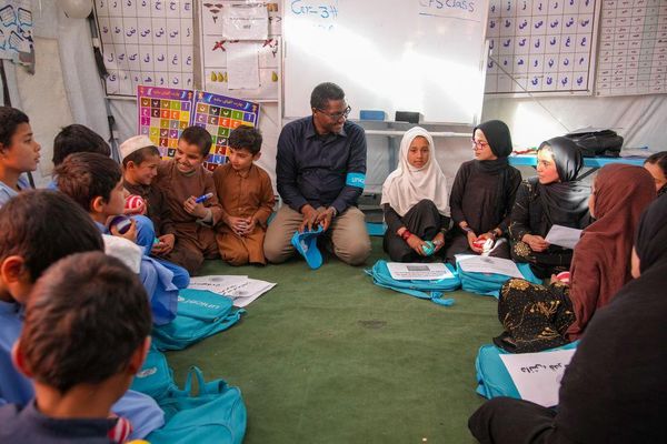 یونېسف د بلخ د فقیراباد سیمې له زلزلهځپلو ماشومانو سره مرسته وکړه