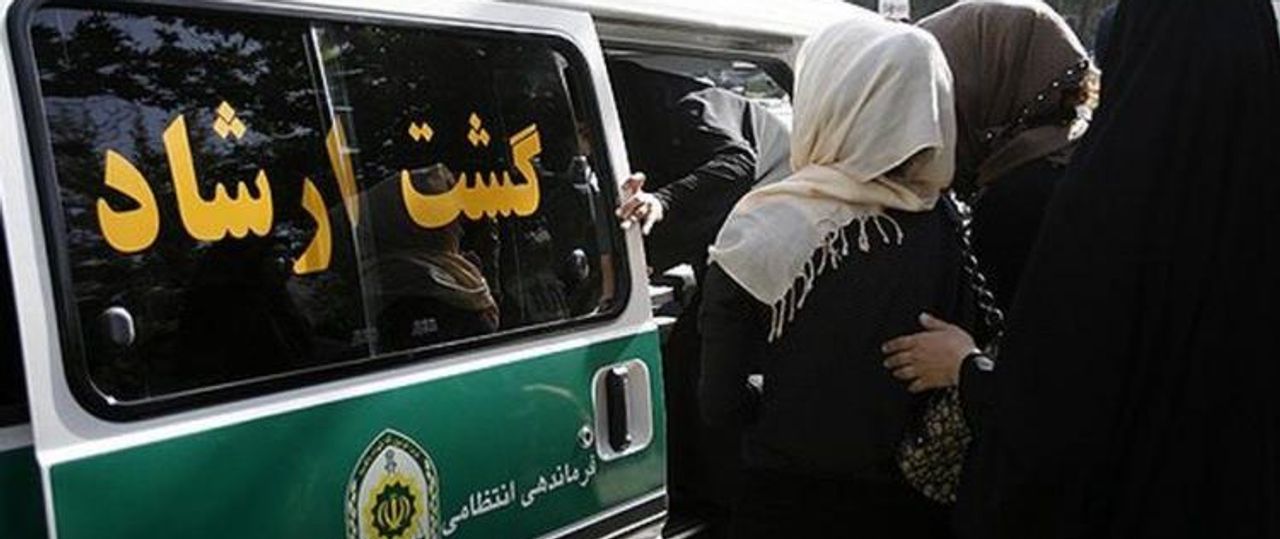 زنی در ایران به دلیل سرپیچی از حجاب اجباری به 'یک ماه شستن میت' محکوم شد