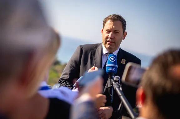 د جرمني د لومړي وزیر مرستیال د فریدرېښ مېرڅ  د کډوالۍ ضد څرګندونې نژادپالنې ته ورته بللي