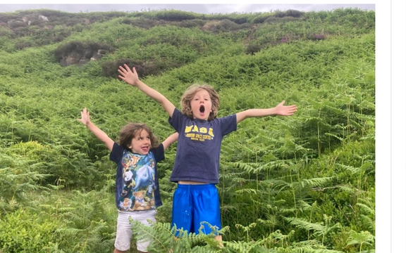 چالش صعود به قلههای مرتفع؛ دو برادر خردسال انگلیسی برای کودکان افغانستان پول جمع میکنند