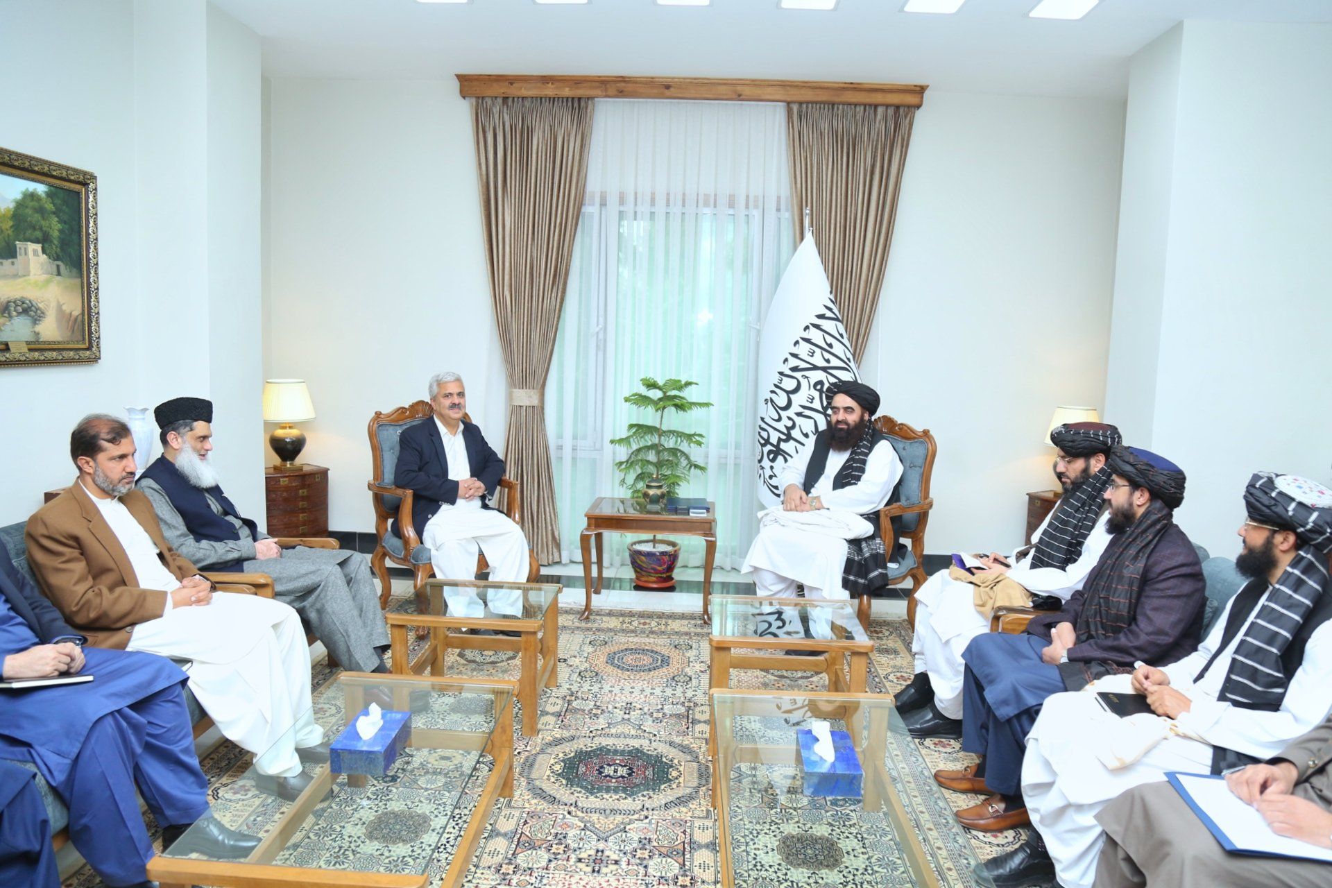 متقی در دیدار با مقام پاکستانی خواستار حل مشکلات تجاری افغانستان و پاکستان شد