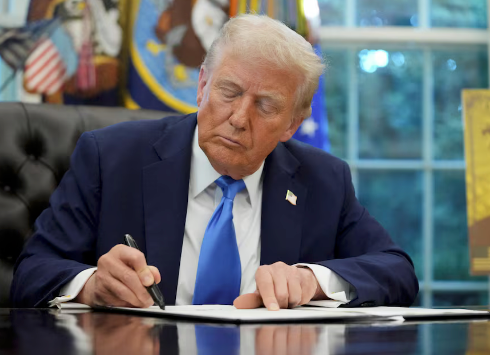 د امریکایي ډالرو پر بانک نوټونو د ډونالډ ټرمپ لاسلیک چاپ کېږي