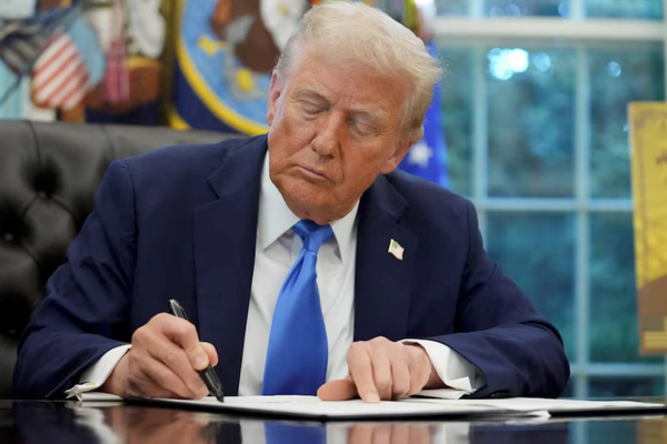 د امریکایي ډالرو پر بانک نوټونو د ډونالډ ټرمپ لاسلیک چاپ کېږي