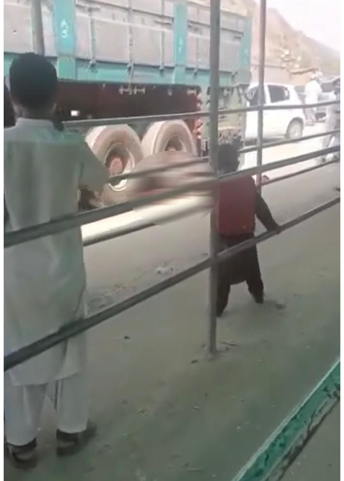 واکنش‌ها به "خودکشی" یک مرد در تورخم؛ کرزی از بدرفتاری با مهاجران افغان انتقاد کرد