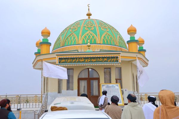 د طالبانو د حج او اوقافو وزیر بلخ ولایت کې د طالب غړو له قبرونو لیدنه کړې