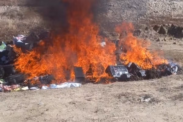 د بشري حقوقو مدافعان: د طالبانو له لوري د موسیقۍ الاتو سوځول له فرهنګي حقونو سرغړونه ده