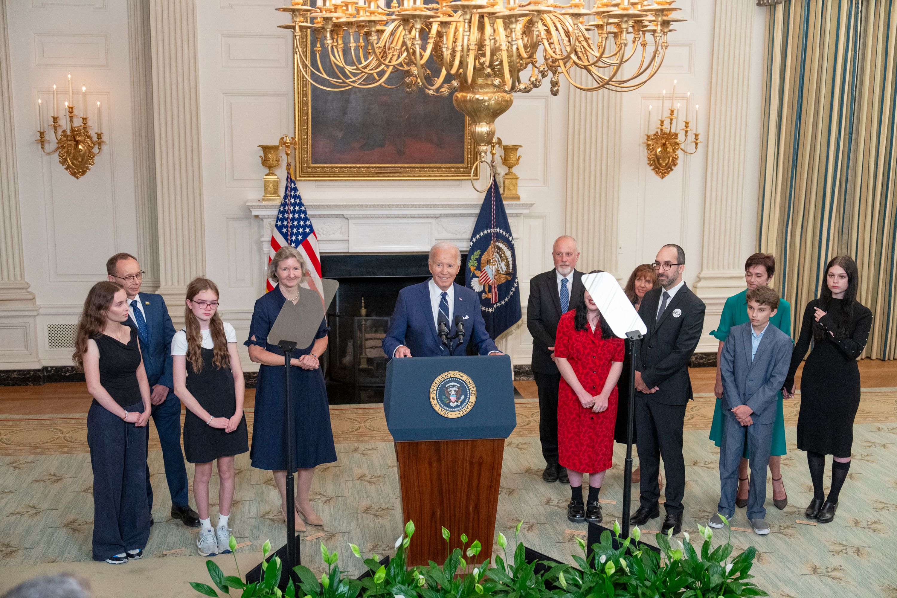 جو بایدن در کنار خانواده‌های زندانیان امریکایی، خبر آزادی چهار زندانی امریکایی را اعلام کرد